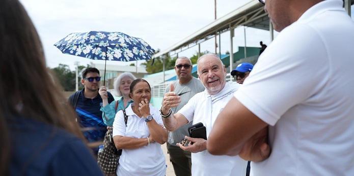 Radhamés Tavárez, presidente de la Federación Dominicana de Natación explica delegados técnicos Internacionales en el Centro Acuático del Centro Olímpico Juan Pablo Duarte.