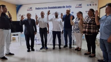 Iván Díaz, presidente de la comisión electoral, juramenta a los nuevos directivos de la Asojudina: Sócrates Cuello, Wellington Peña, Wilkin Ogando, José Geraldino, Ivette Michel, María Polanco e Hiroshi Matsunaga.