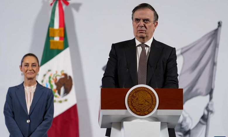 Imagen cedida por la Presidencia de México del secretario de Economía mexicano, Marcelo Ebrard (d), hablando durante la conferencia de prensa matutina de la presidenta mexicana, Claudia Sheinbaum (i), en Palacio Nacional, en la Ciudad de México, capital de México,